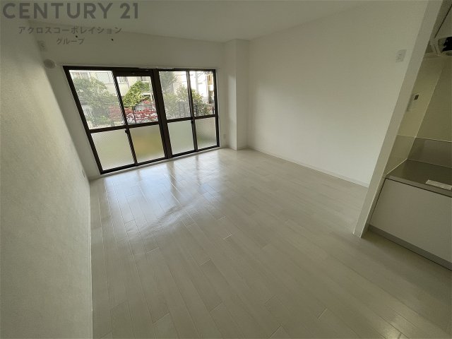 居室・リビング　専用庭付き♪床色が明るい色合いで綺麗です♪