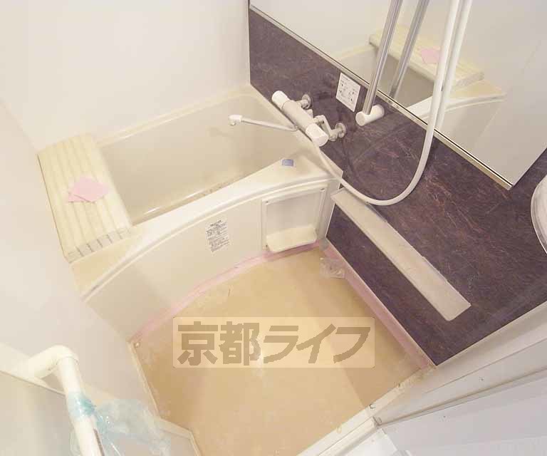 バス・シャワールーム　大きな鏡あります。