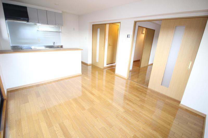 居室・リビング　リビング10.9帖　艶のある綺麗なフローリングです