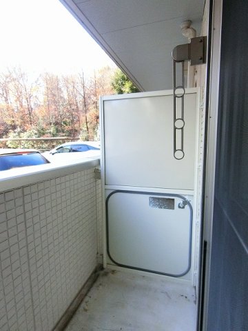 バルコニー　バルコニーは南向きで陽当たり良好！お洗濯物を干したり、気分転