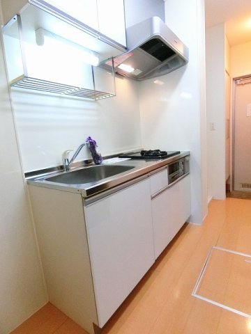 キッチン　白を基調としたシステムキッチンです！場所を取るお鍋やお皿もた