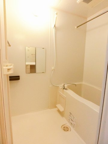 バス・シャワールーム　浴室暖房乾燥機付きのバスルーム！雨の日のお洗濯にも便利な物干