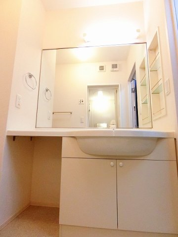 洗面設備　独立洗面台付きで朝の準備もらくらく♪大きな鏡でお化粧するとき