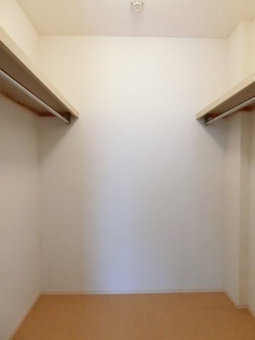 収納　洋室8.5帖のお部屋にあるウォークインクローゼットです♪棚＋