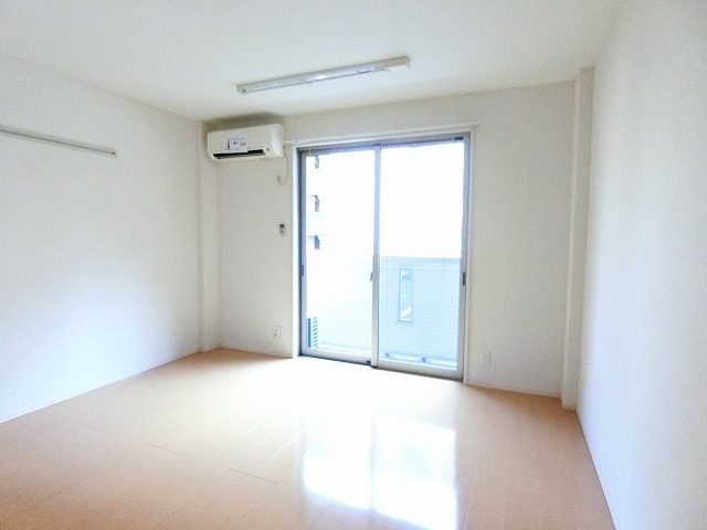 居室・リビング　南向き洋室8.5帖☆バルコニーに繋がるお部屋は陽当り良好！エ