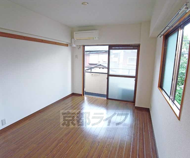 居室・リビング　すべて２つ窓の角のお部屋です。