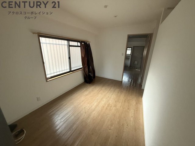 居室・リビング　床色が明るい色合いで、とてもきれいです。