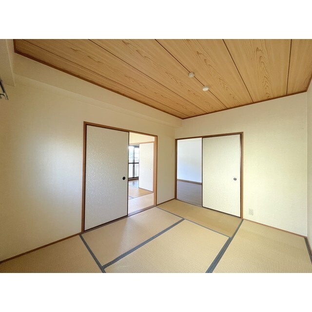 居室・リビング　※入居中のため、別部屋の写真です。