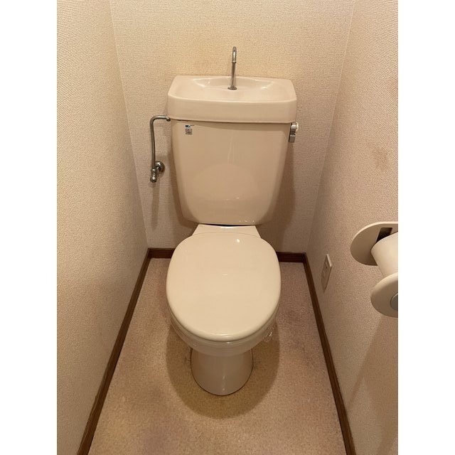 トイレ　※入居中のため、別部屋の写真です。