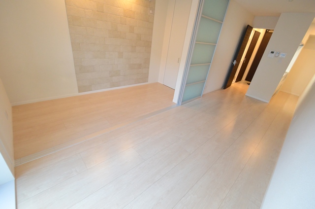 居室・リビング　明るい床色の綺麗なリビングです♪