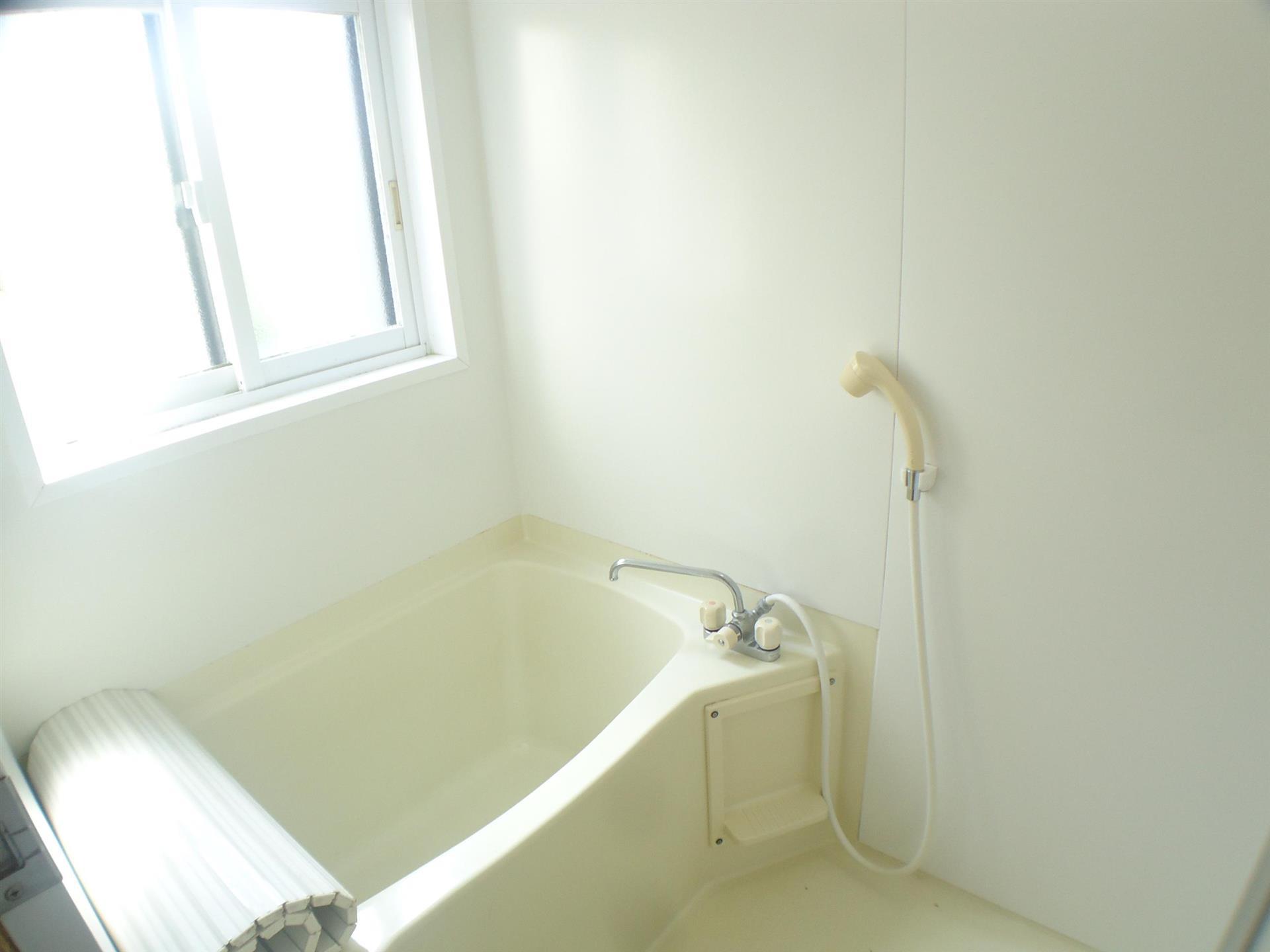 バス・シャワールーム　窓付きの浴室（同タイプ）