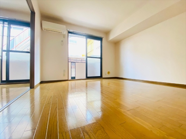 居室・リビング　同一建物内１０２号室内装写真転載