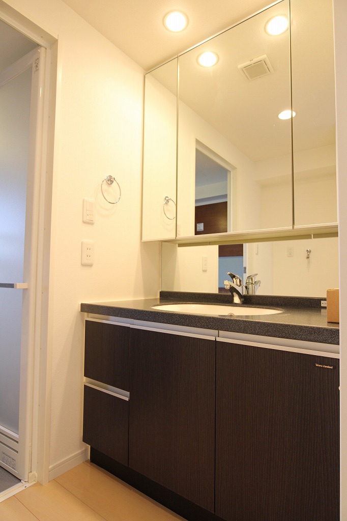 洗面設備　お洒落な洗面台。