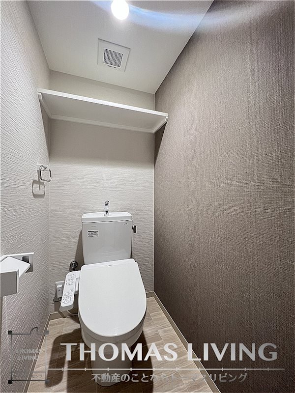 トイレ　嬉しいウォシュレット付きですよ。