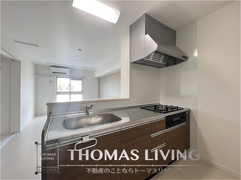 キッチン　3口コンログリル付きですよ。