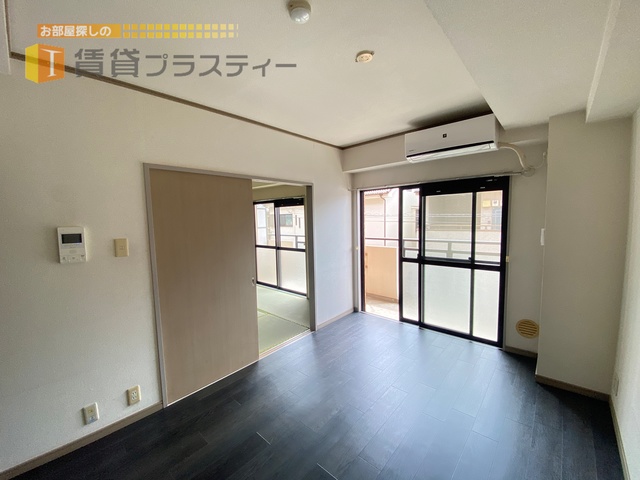 居室・リビング　シックな床材がクールですね。