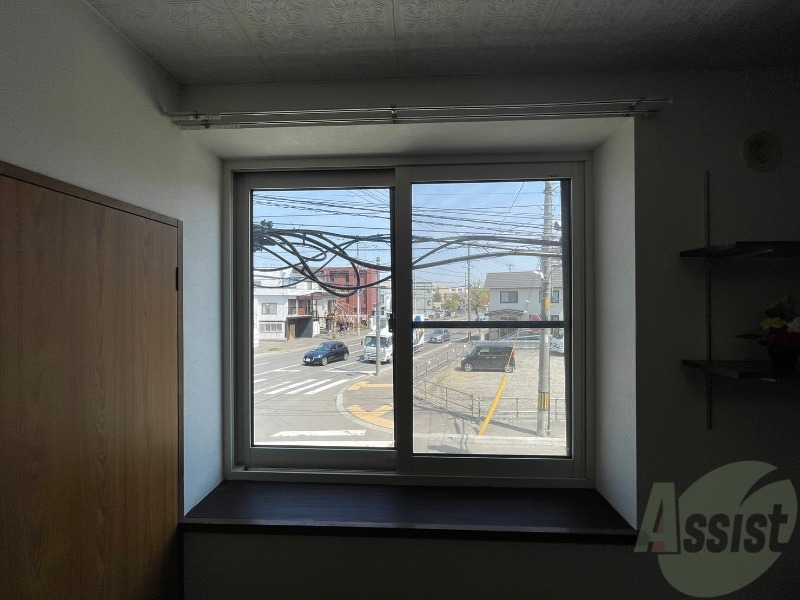 バルコニー　窓からの日光は気持ちを明るくしてくれますよ。