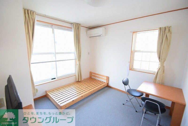 居室・リビング　1階フローリング、2階絨毯。現況を優先