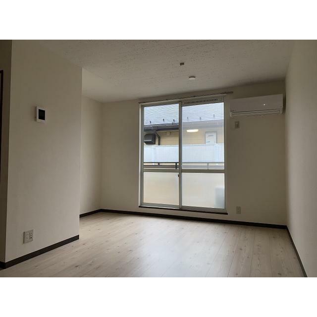 居室・リビング　11.5帖のきれいな洋室。