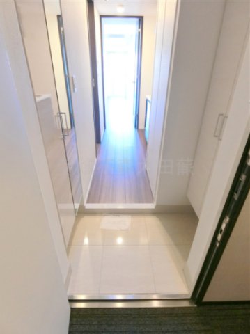 玄関　姿見鏡付きの玄関