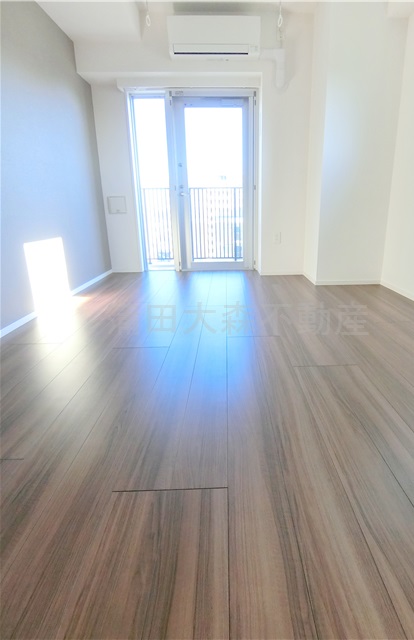 居室・リビング　角部屋2面採光の洋室7.9帖