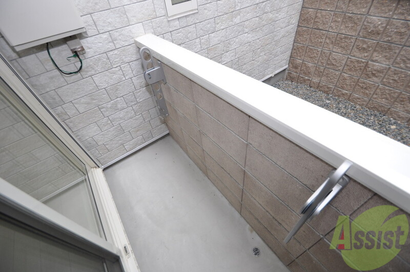 バルコニー　単身さんには十分なベランダ。日当たり、風通し共に良好です。