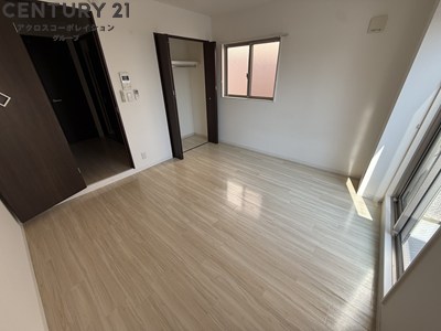 居室・リビング　エアコン付き！南向き7.3帖の洋室です♪