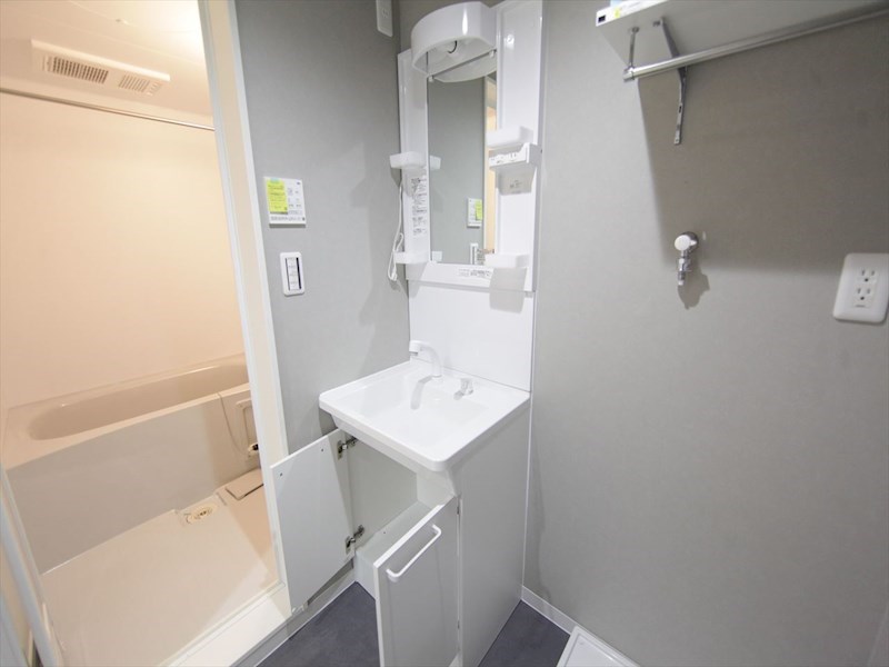 洗面設備　脱衣所　独立洗面台（シャンプードレッサー付）　同仕様写真