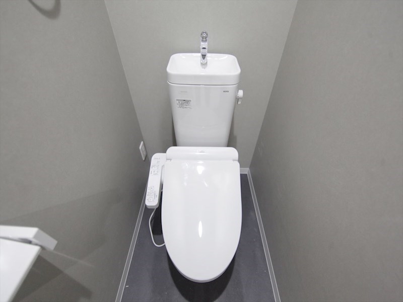 トイレ　温水洗浄暖房便座付トイレ　同仕様写真