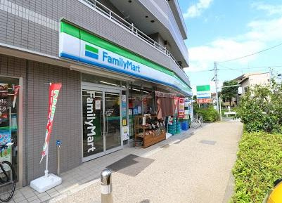 コンビニ　ファミリーマート 弦巻一丁目店（コンビニ）まで372m