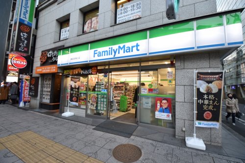 コンビニ　ファミリーマート 神田駅東口店（コンビニ）まで429m
