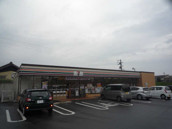 コンビニ　セブンイレブン（コンビニ）まで700m