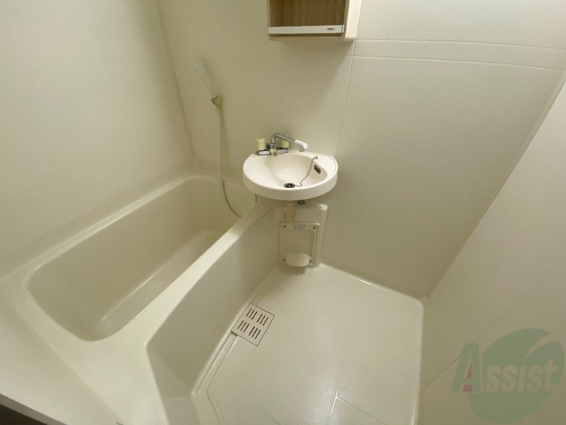 バス・シャワールーム　バスルームです。洗面台がありますので便利ですね