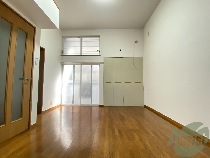 居室・リビング　８帖の洋室です。広々としていますね、白い壁が綺麗です