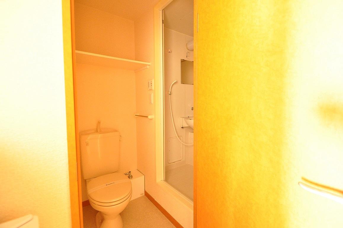 トイレ　風呂へは、トイレ通過型なので、兼脱衣スペース