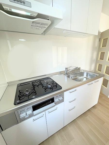 キッチン　システムキッチン・グリル付き3口ガスコンロ