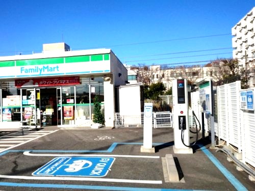 コンビニ　ファミリーマート磯子滝頭三丁目店（コンビニ）まで384m