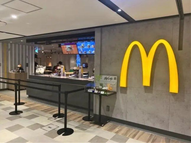 飲食店　マクドナルド千葉中央駅店（飲食店）まで650m