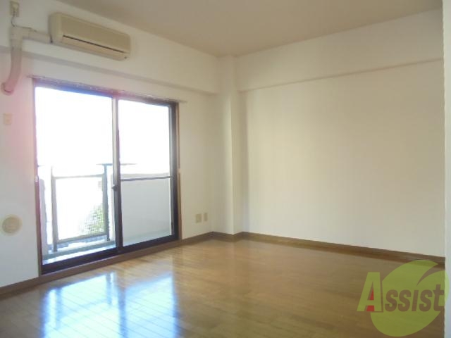 居室・リビング　こちらのお部屋でくつろいでくださいね。