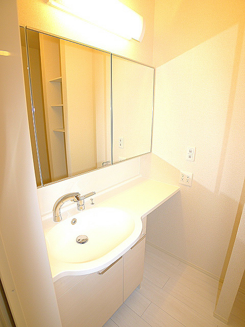 洗面設備　大きな脱衣所に大きな洗面台