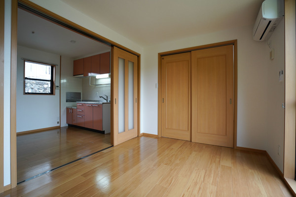 居室・リビング　同じ建物の別のお部屋