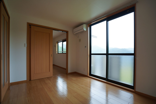 居室・リビング　同じ建物の別のお部屋