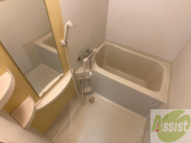 バス・シャワールーム　バスルームは狭すぎず、シャワーも浴びやすそうです