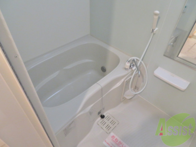 バス・シャワールーム　浴室は追焚機能、浴室乾燥機付きです。便利ですね。