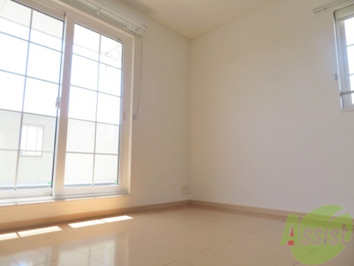 居室・リビング　リビングは１０帖のＬＤＫです。南向きなので陽当たり良好ですよ