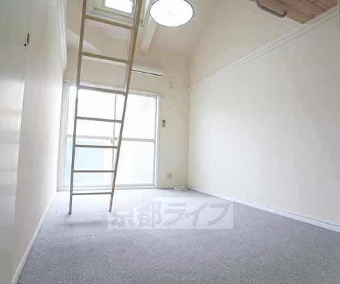 居室・リビング　天井が高い部屋で広く感じれます！