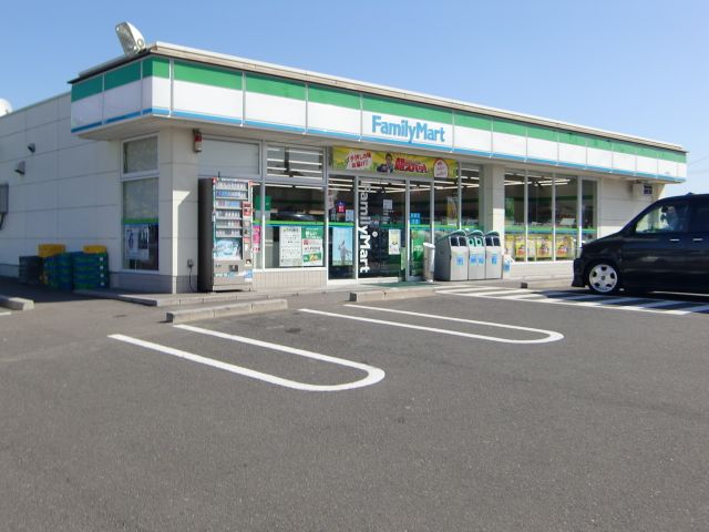 コンビニ　ファミリーマート（コンビニ）まで570m