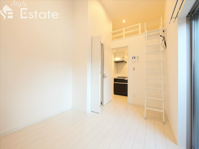 居室・リビング　洋室　エアコン付・天井高いです◎