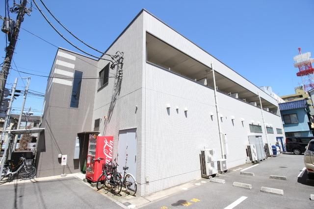 建物外観　スーパーやコンビニも近く、生活しやすい環境です