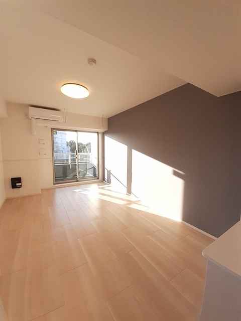 居室・リビング　ワイドな洋室10.1帖　　明るい室内